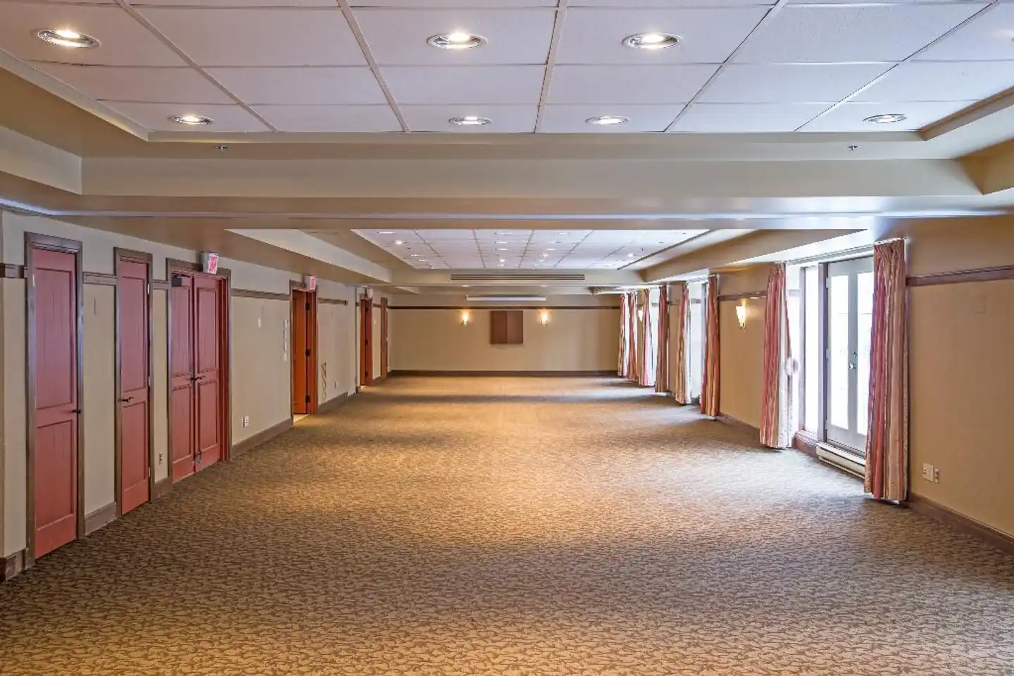 Holiday Inn Express & Suites Tremblant Lobby