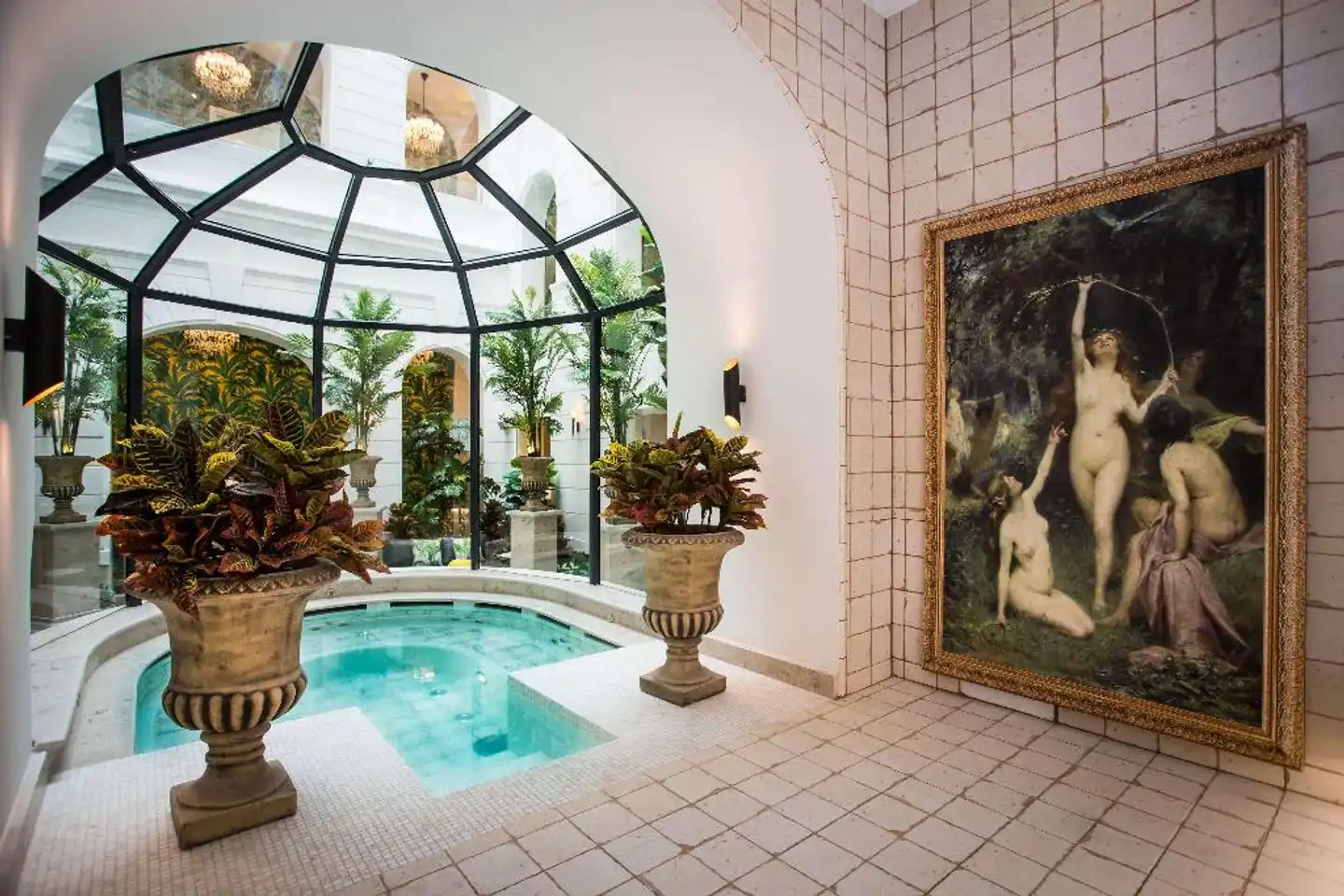 Mystery Hotel Budapest Hallenbad