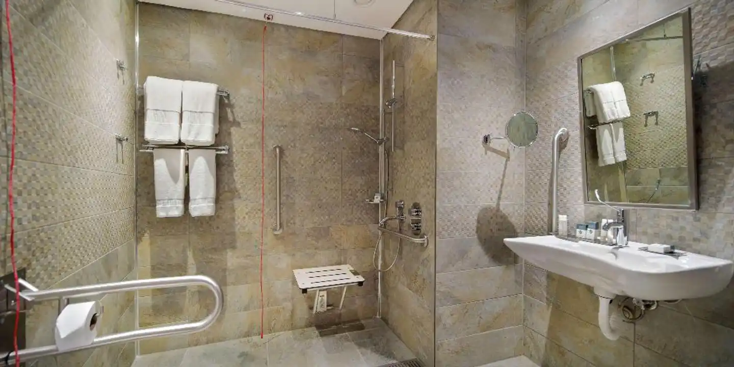DoubleTree by Hilton Istanbul - Piyalepasa Badezimmer