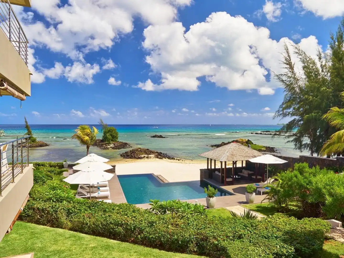 Bon Azur Beachfront Suites & Penthouses by LOV Strand