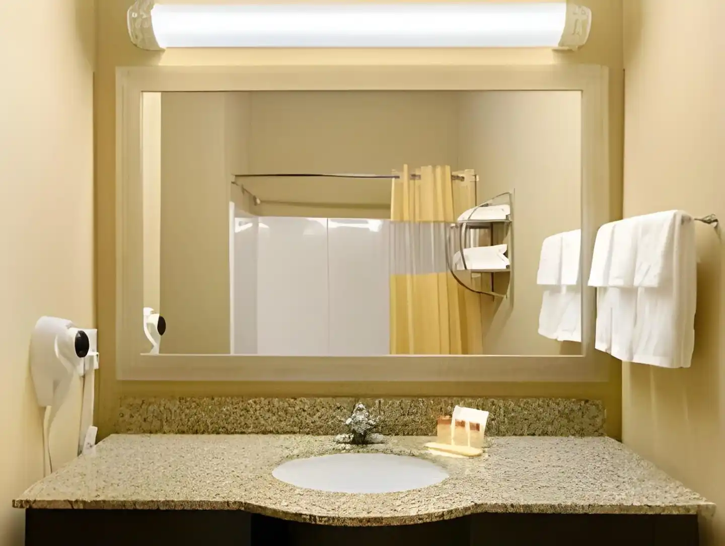 Days Inn by Wyndham Rockdale Texas Badezimmer