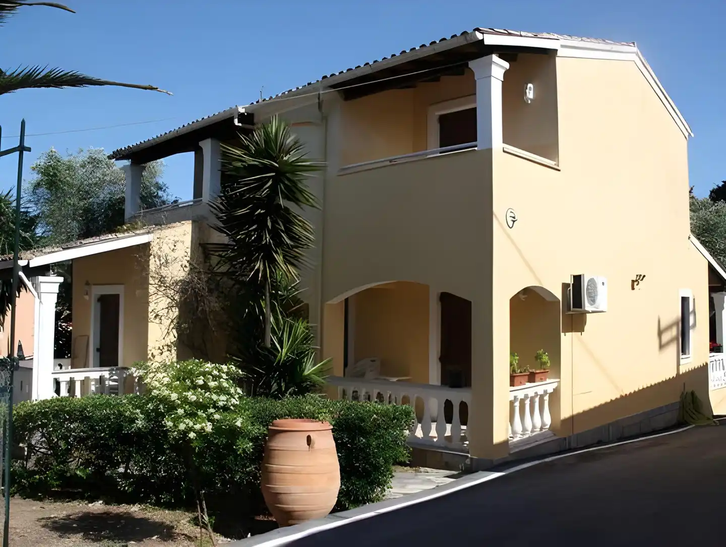 Saint Spiridon Hotel Aussenansicht