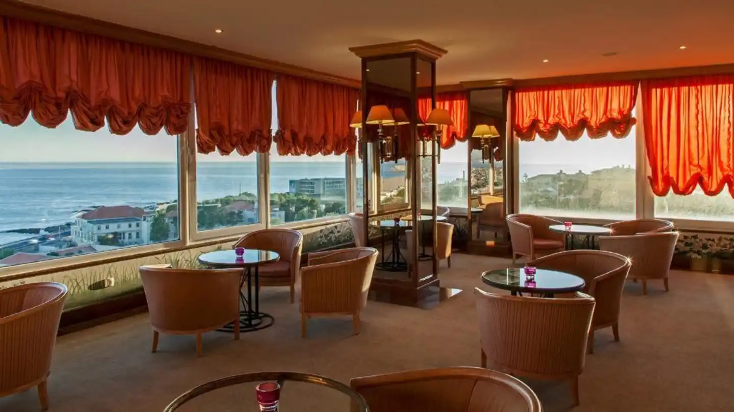 Carcavelos Beach Hotel Bar