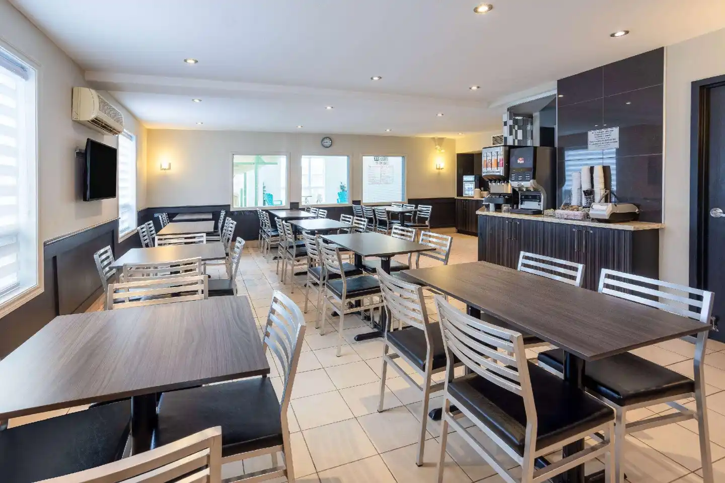 Super 8 by Wyndham Quebec City Restaurant