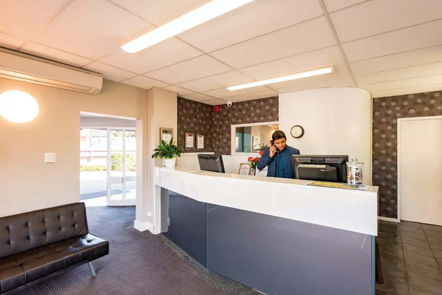 Heartland Ambassador Hotel Hamilton Lobby