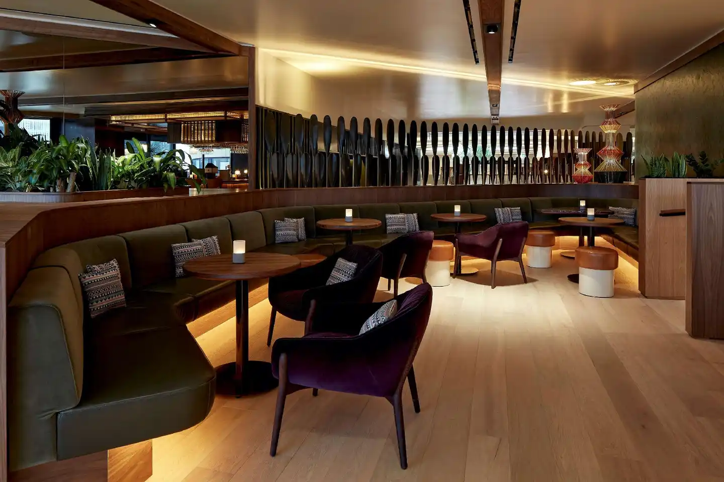 DoubleTree by Hilton Montreal Bar
