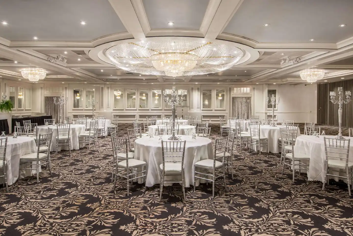 Armon Plaza Airport Montreal Restaurant