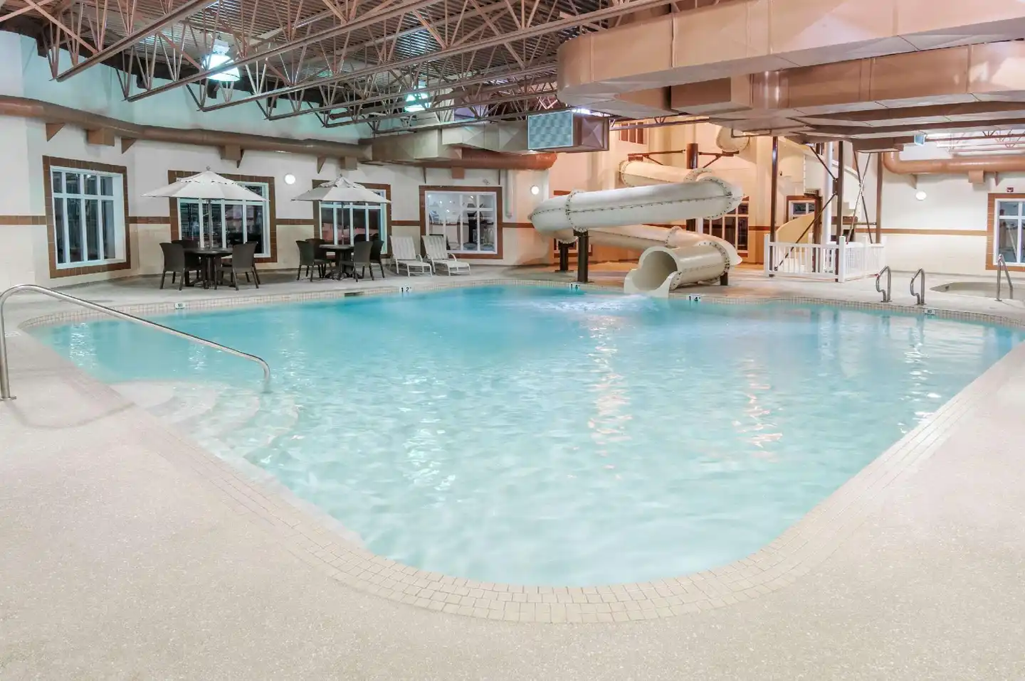 Ramada by Wyndham Drumheller Hotel & Suites Hallenbad