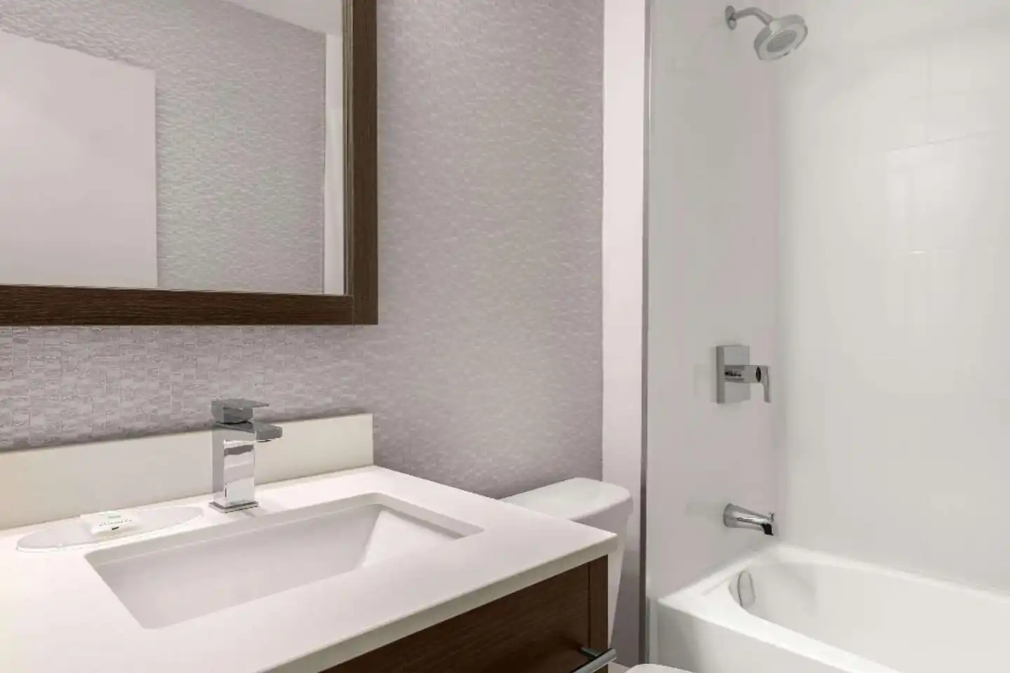 Days Inn by Wyndham Kingston Badezimmer