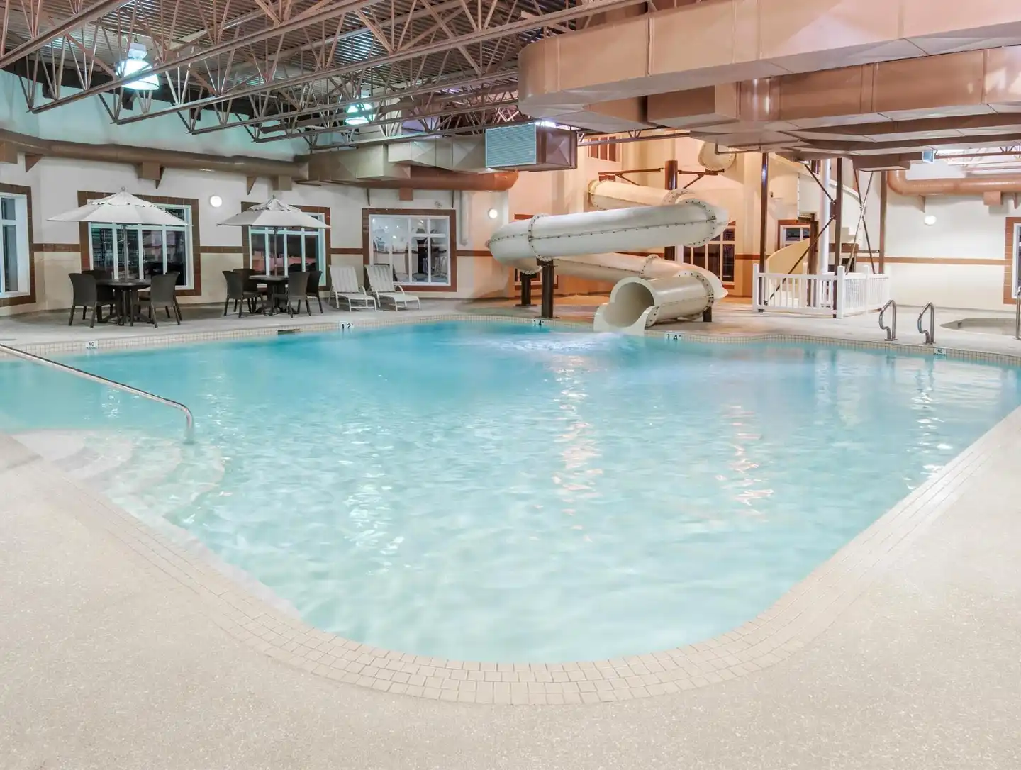 Ramada by Wyndham Drumheller Hotel & Suites Hallenbad