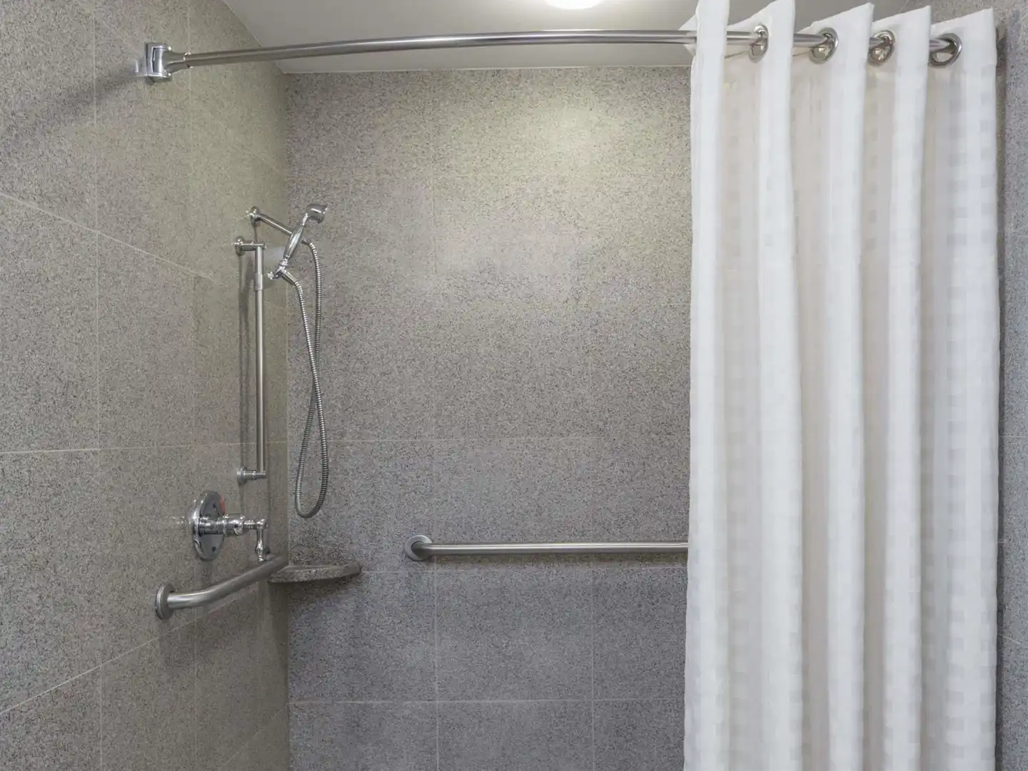 Wyndham Garden Baronne Plaza Badezimmer