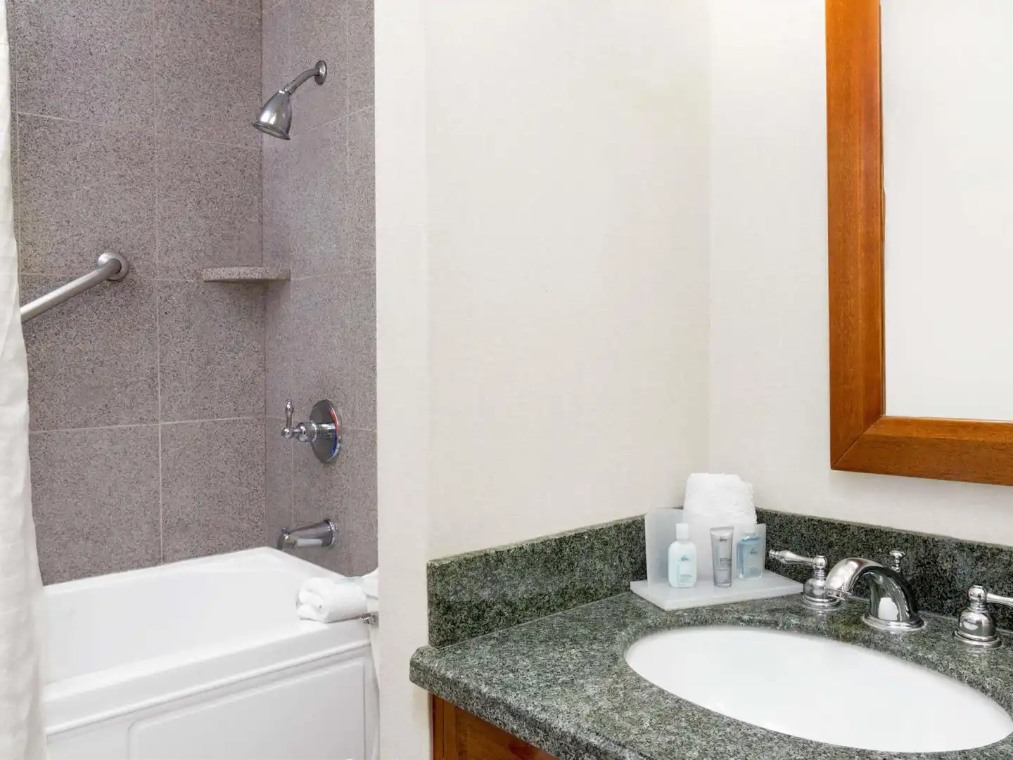 Wyndham Garden Baronne Plaza Badezimmer