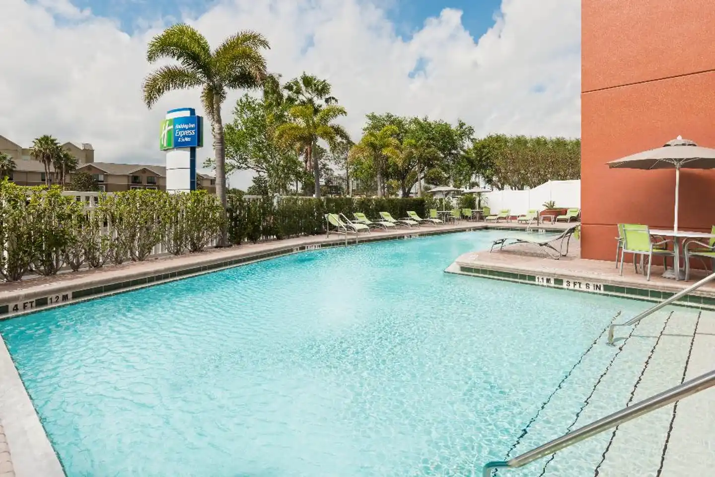 Holiday Inn Express-Nearest Universal Orlando Pool