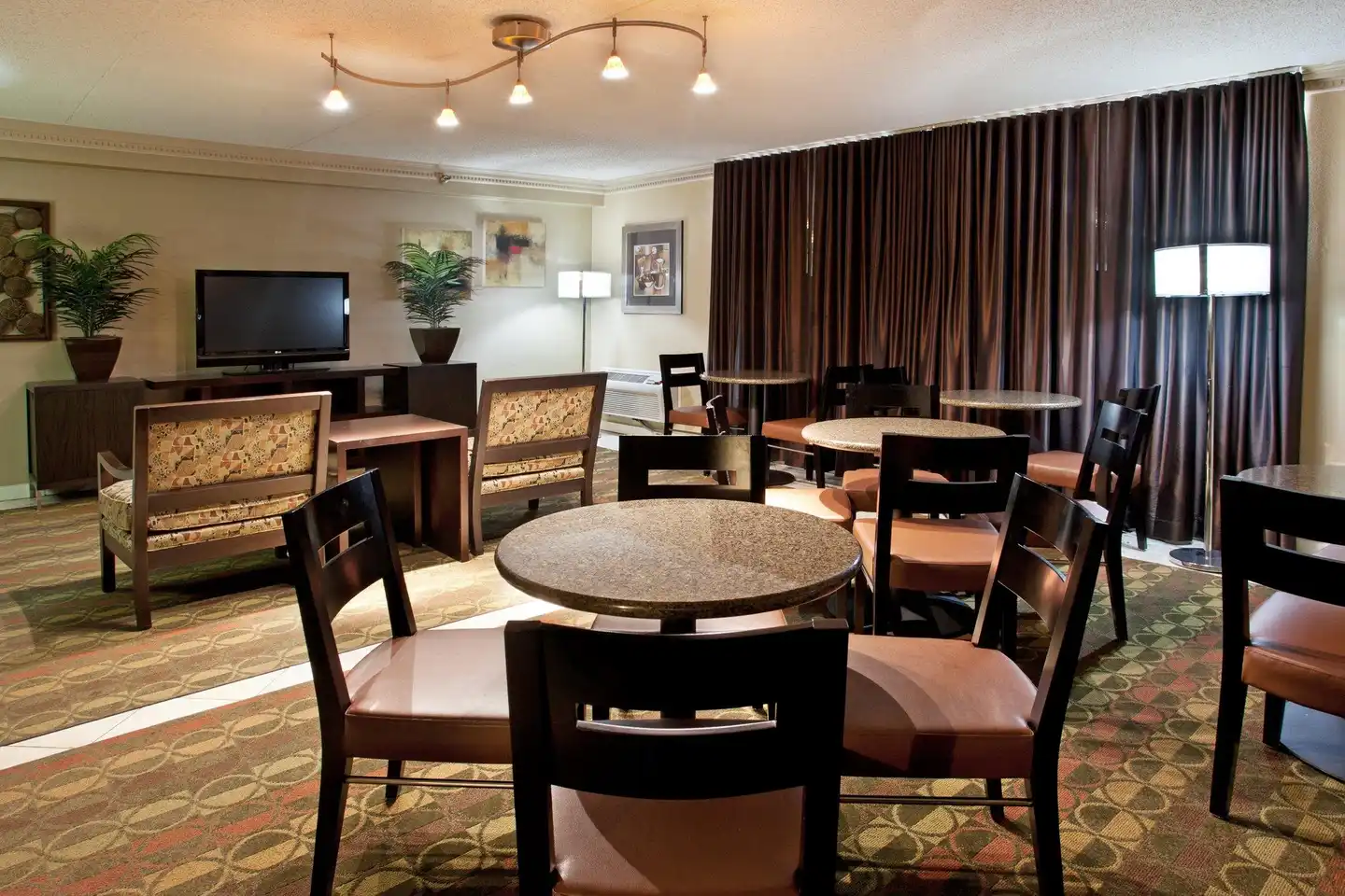 Crowne Plaza Columbus North - Worthington Lobby