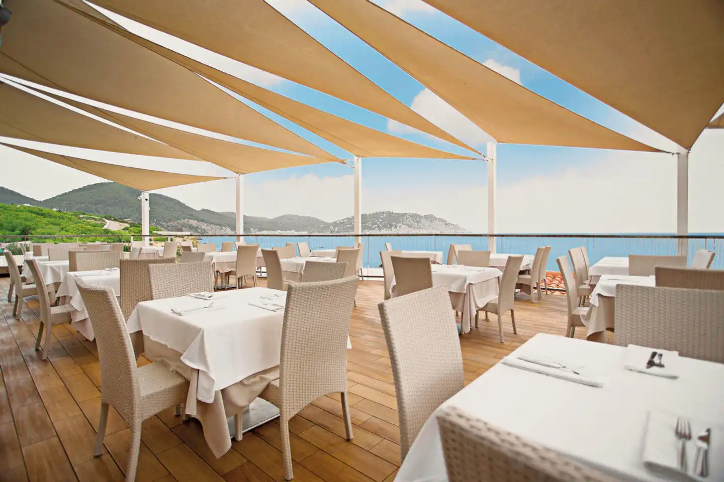 Invisa Cala Blanca Terrasse