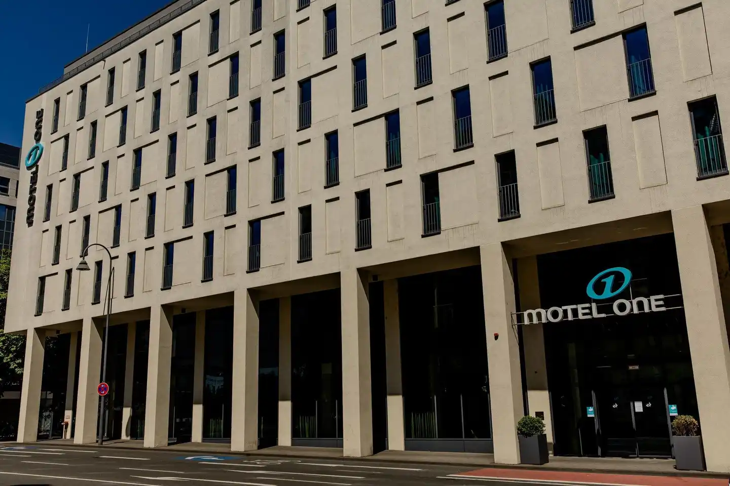 Motel One Mediapark Aussenansicht