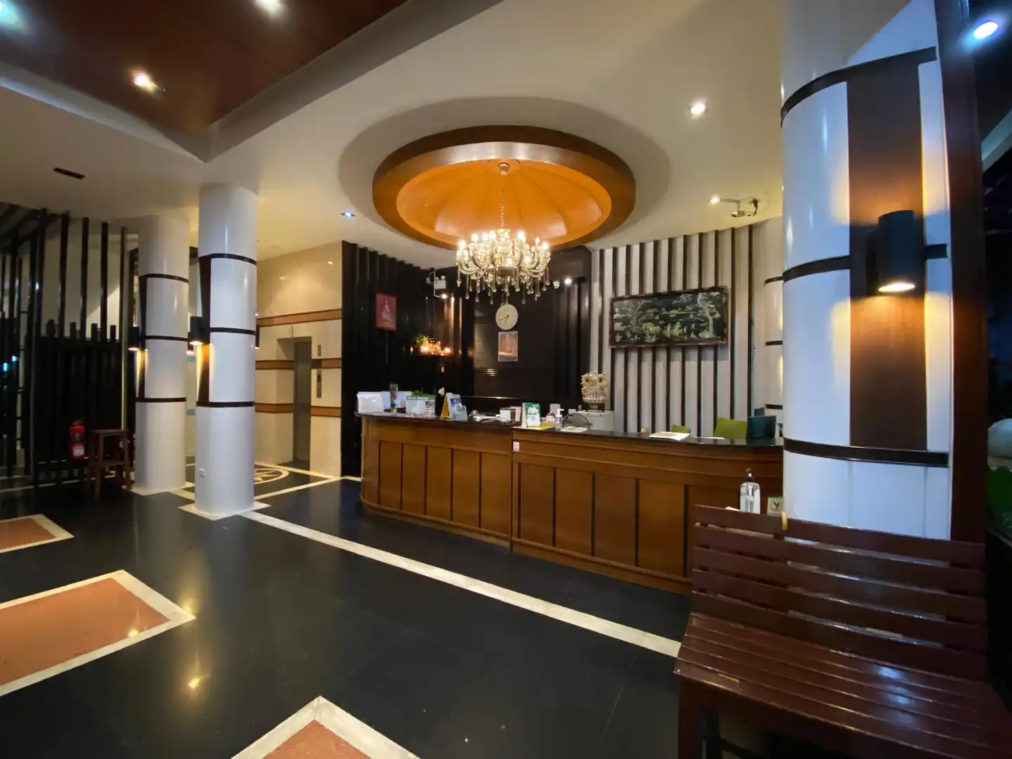 77 Patong Hotel & Spa Lobby