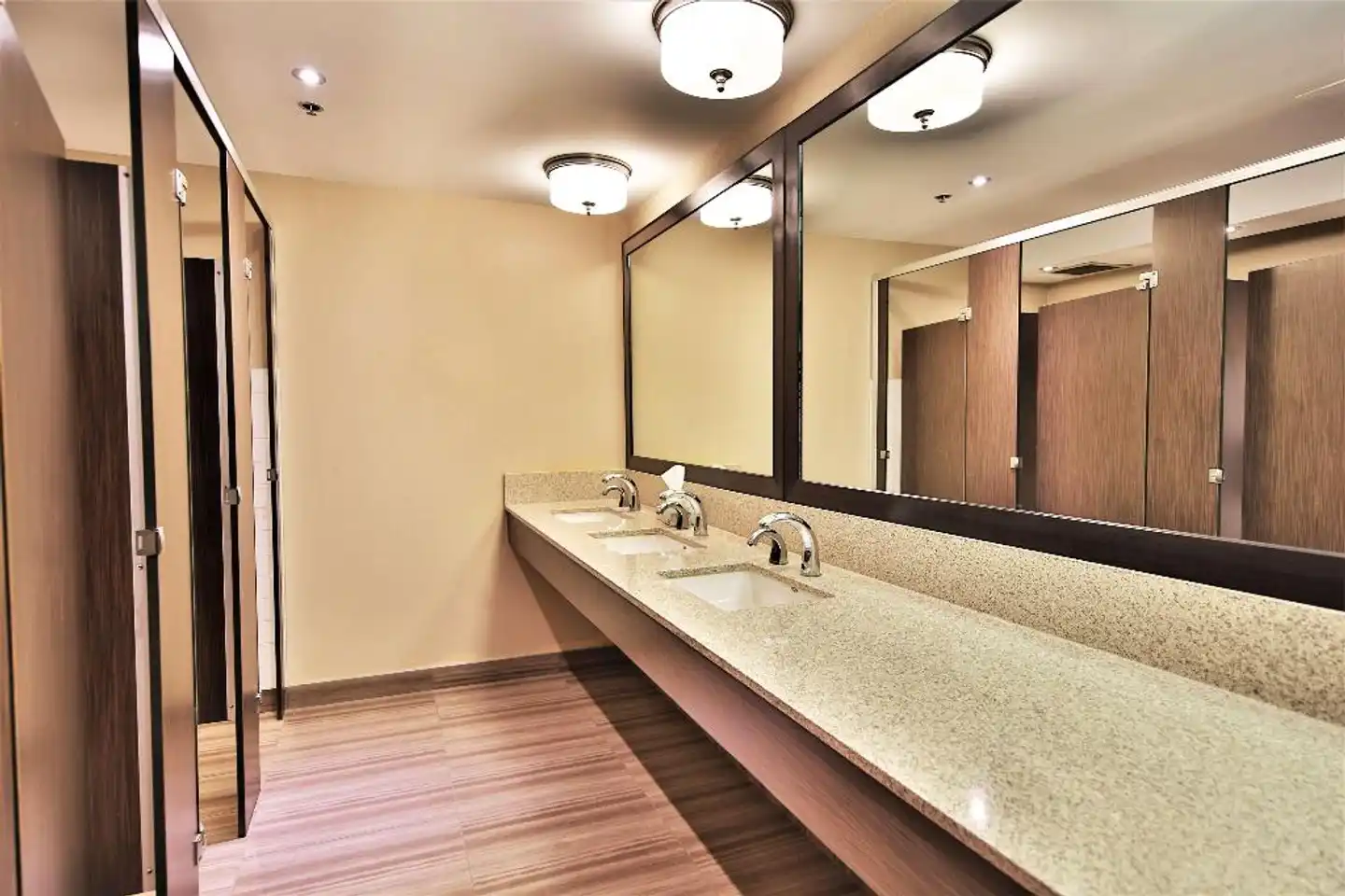 Best Western Plus Montreal Downtown-Hotel Europa Badezimmer
