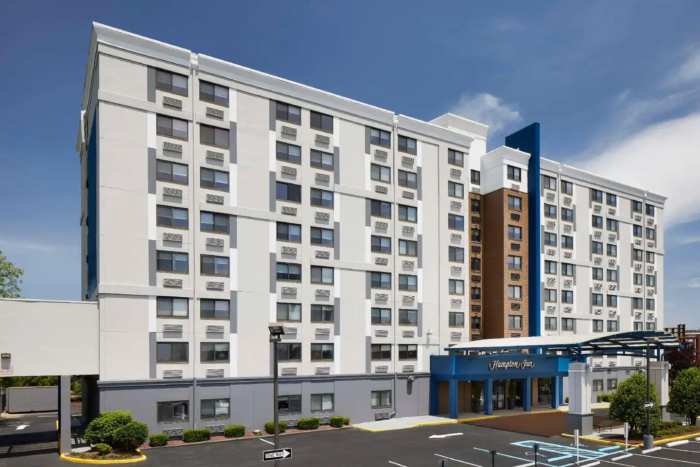 Hampton Inn Newark Airport Aussenansicht