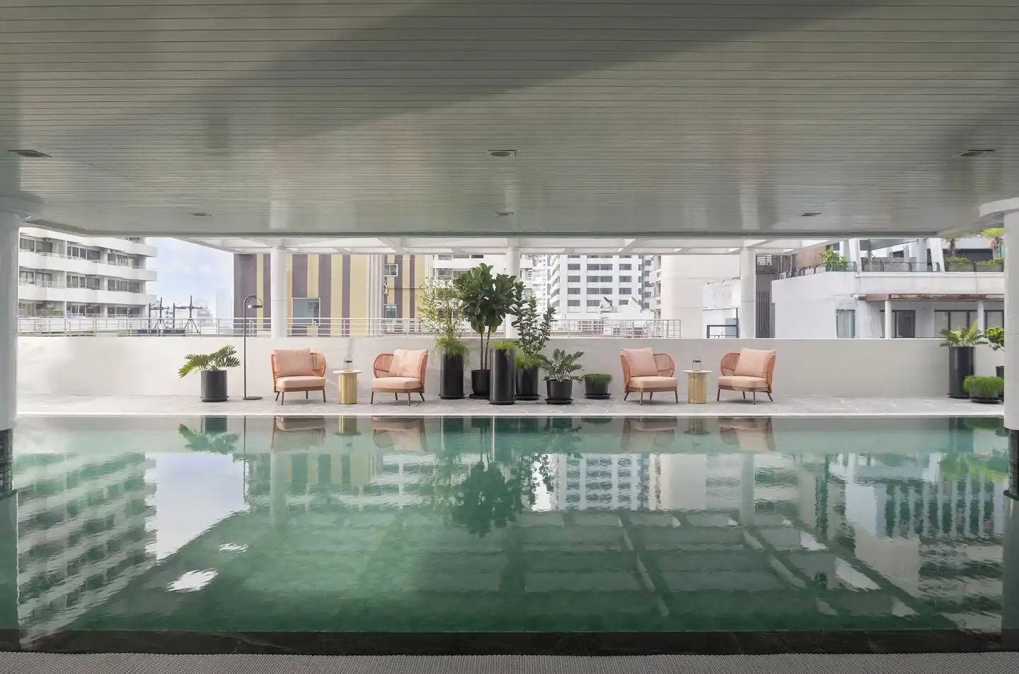 PARKROYAL Suites Bangkok Hallenbad