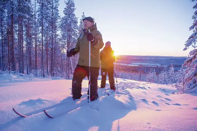 Winterlich aktiv in Schwedisch Lappland Personen