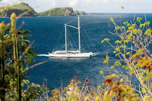 CHRONOS - Traumsegeln in die Tobago Cays Landschaft