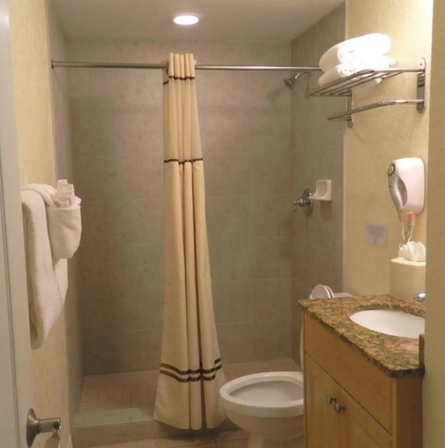 Sunset Vistas Beachfront Suites Badezimmer