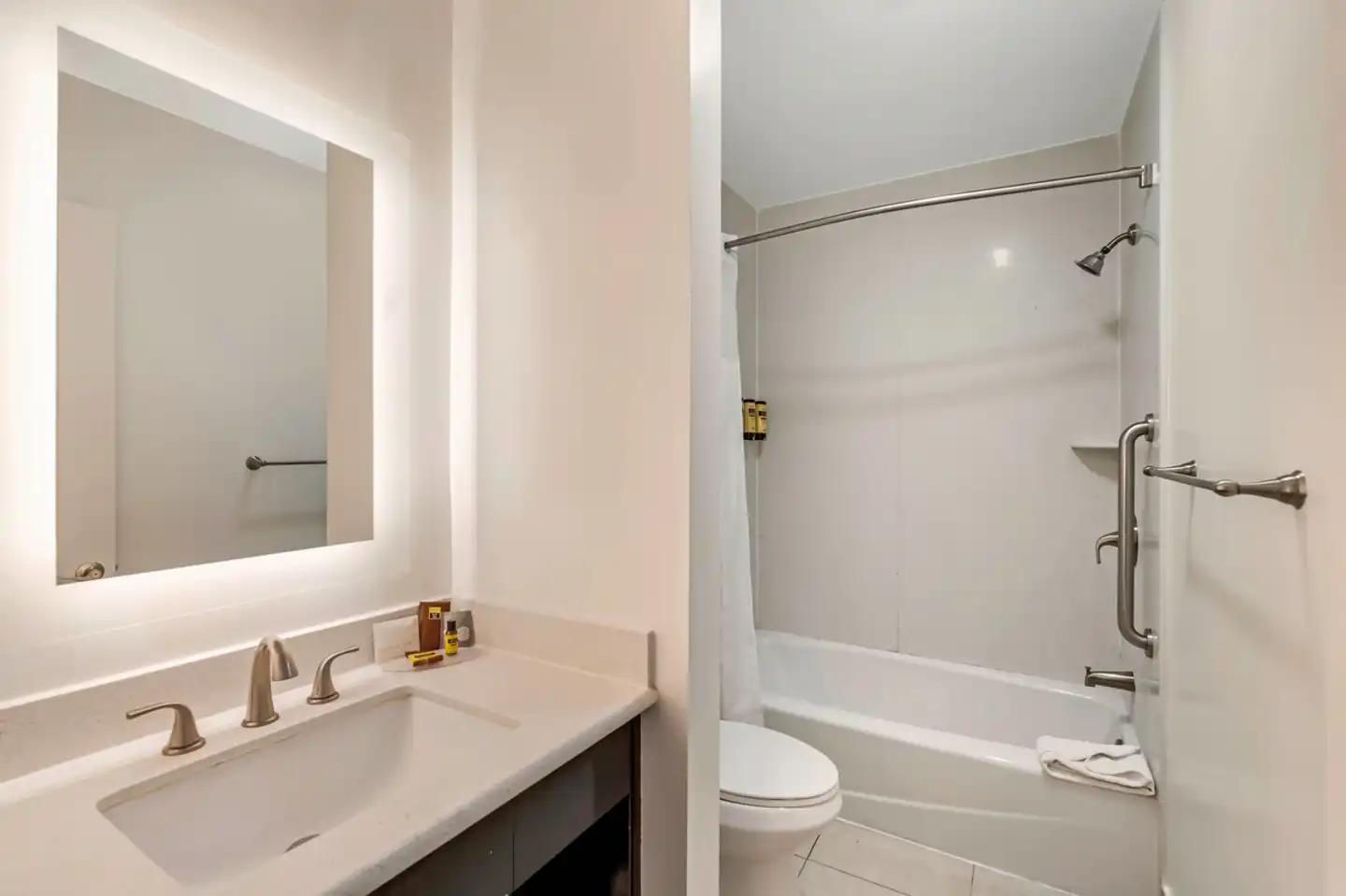 Best Western Plus LA Mid-Town Hotel Badezimmer