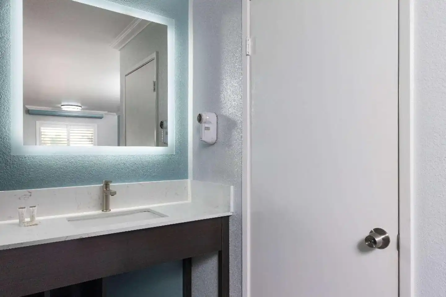Travelodge by Wyndham Lemoore Near Naval Air Station Badezimmer