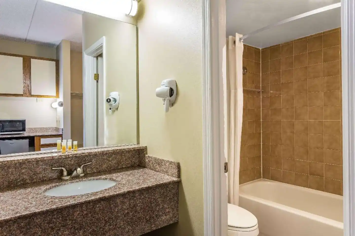 Days Inn by Wyndham Virginia Beach At The Beach Badezimmer