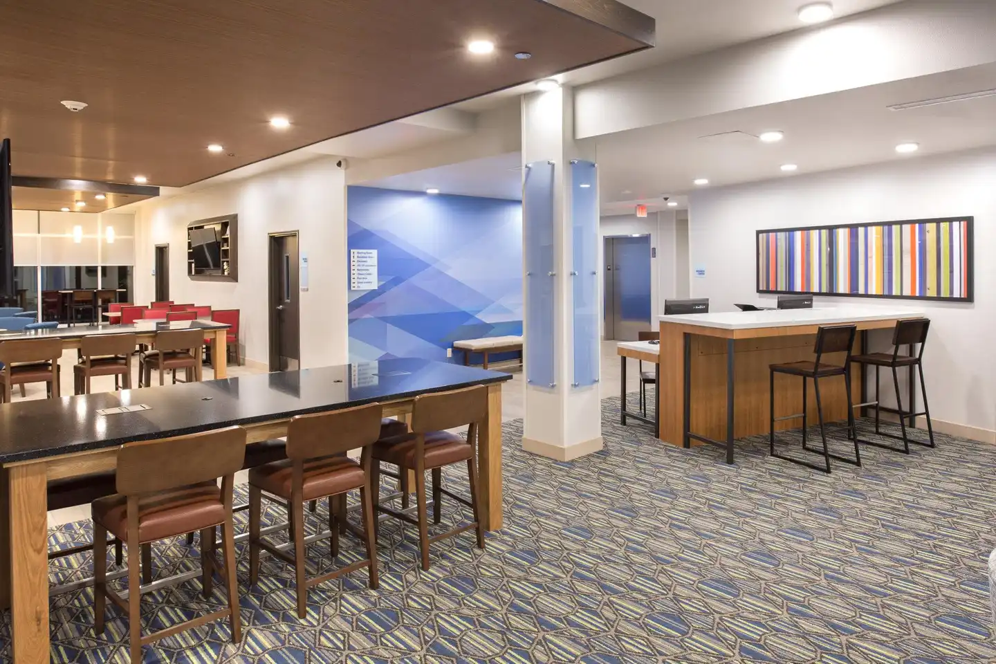 Holiday Inn Express & Suites Rapid City - Rushmore South Bar