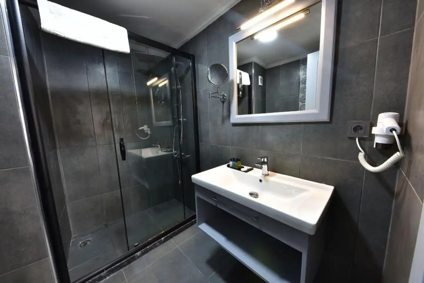 Almina inn Hotel Badezimmer