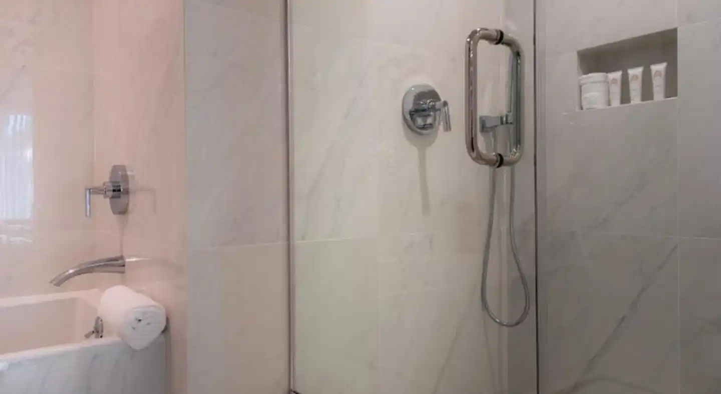 Beverly Hills Plaza Hotel Badezimmer
