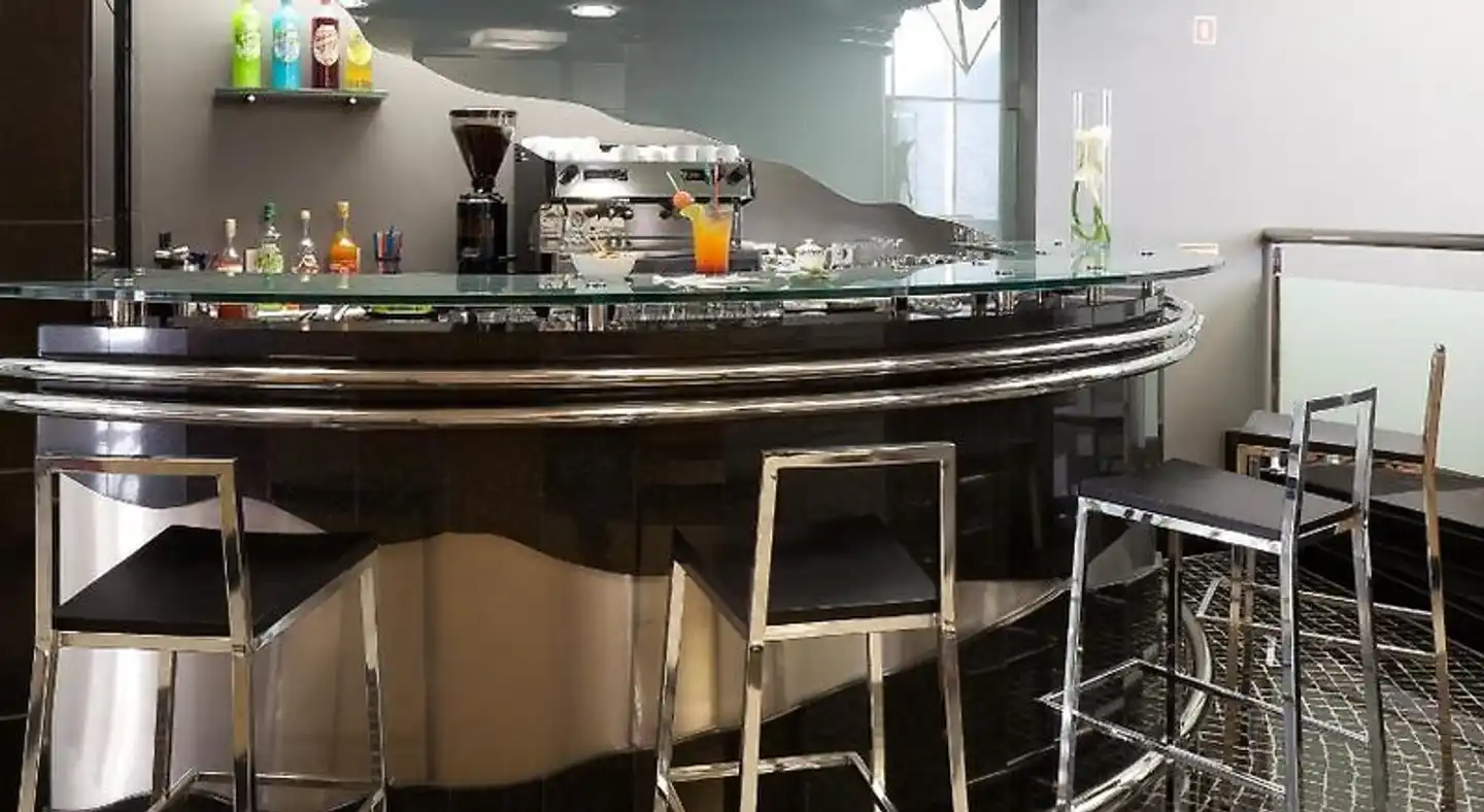 Alif Avenidas Bar
