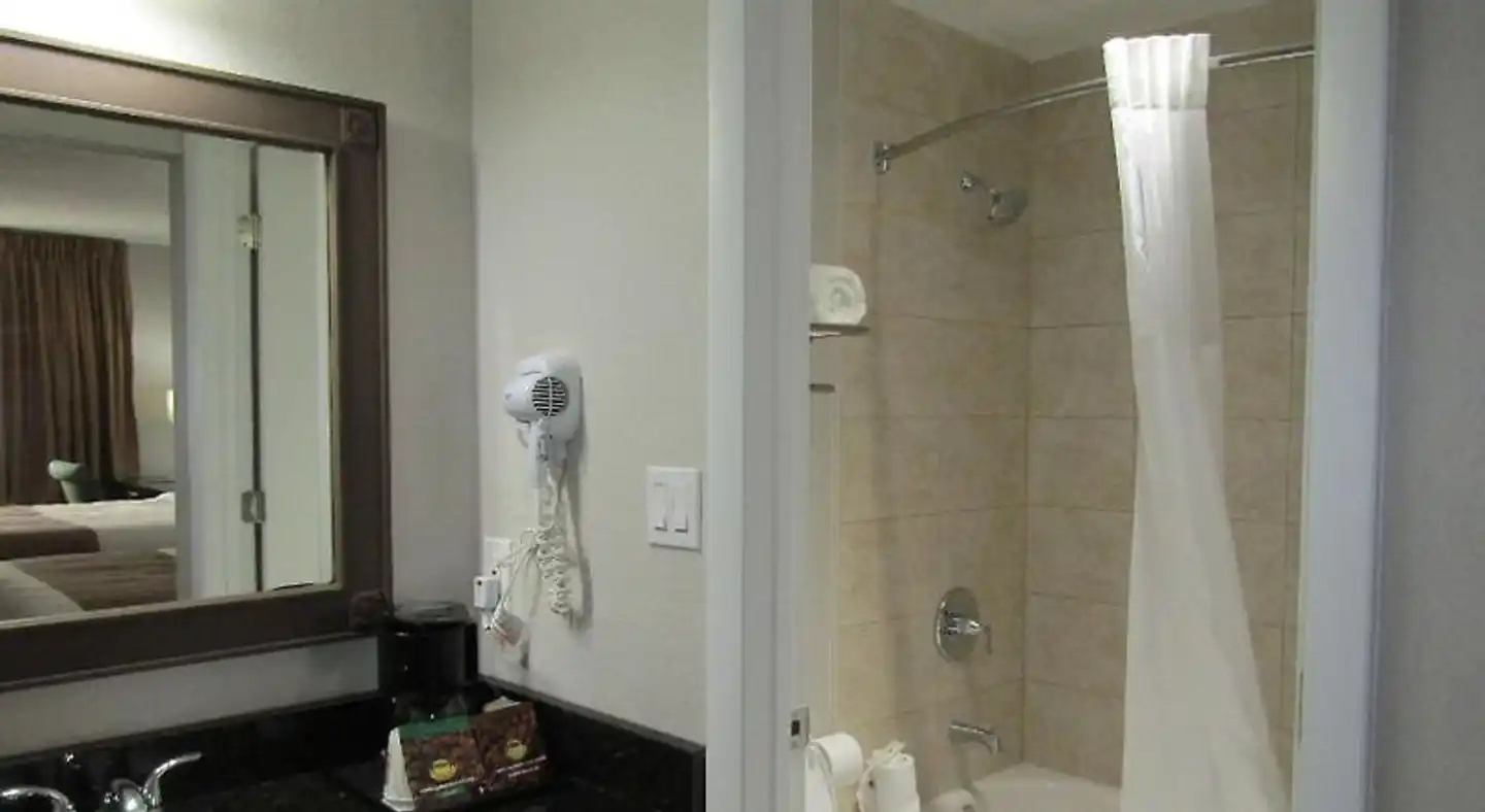 Quality Inn & Suites Kissimmee by The Lake Badezimmer