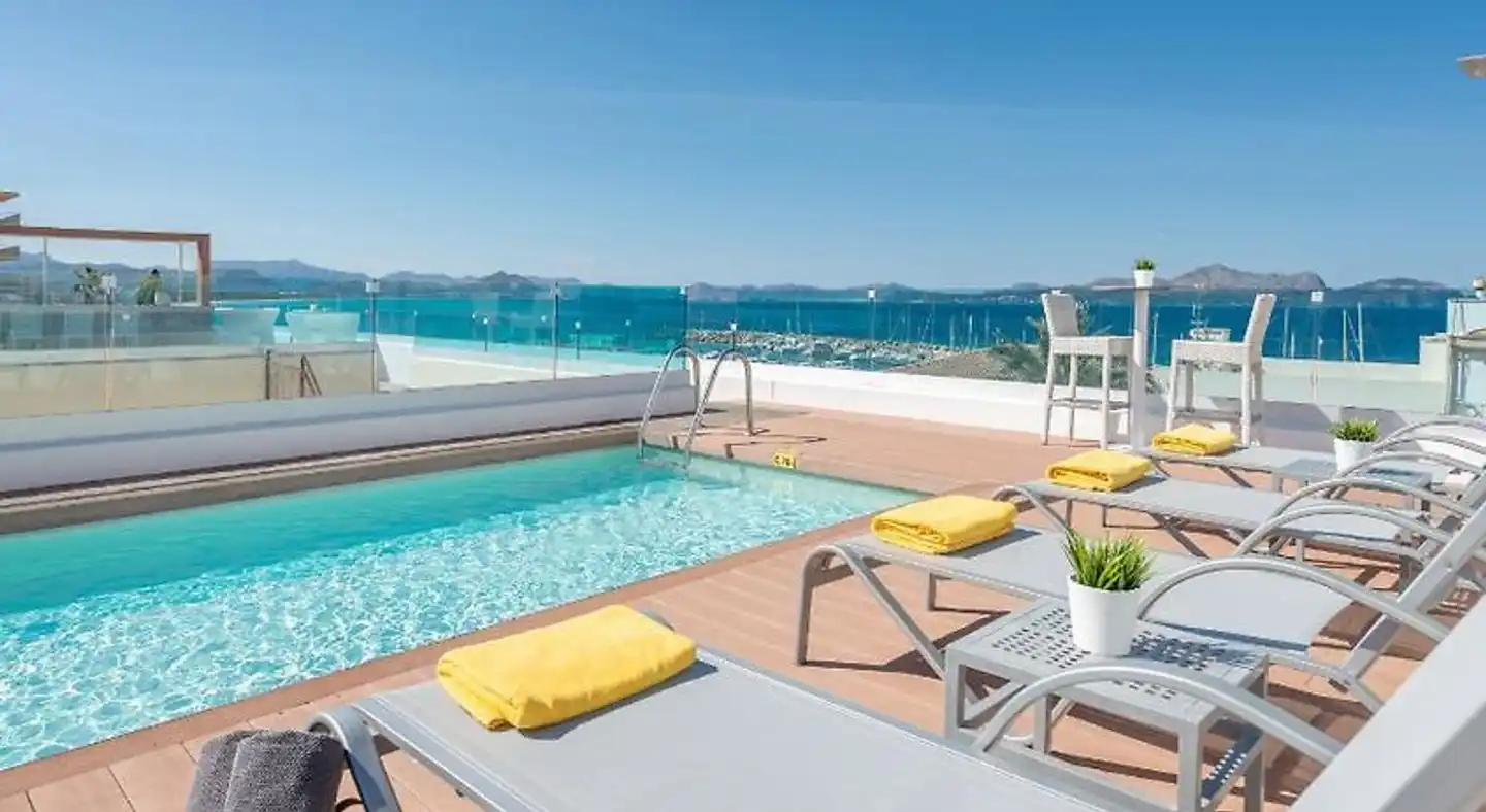 Llaut Boutique Pool