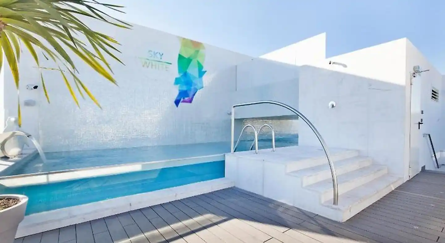 White Lisboa Pool