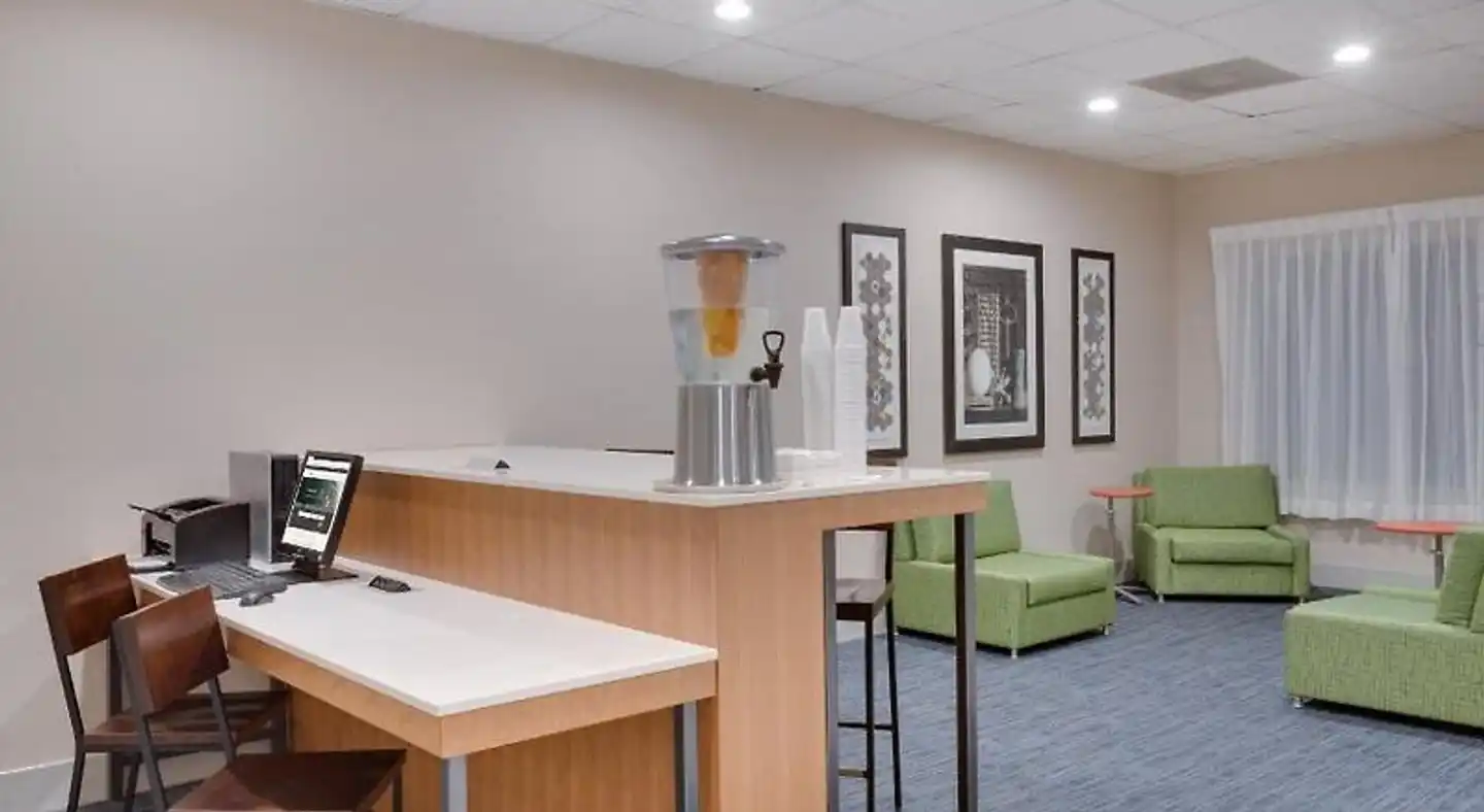 Holiday Inn Express & Suites Tampa-Fairgrounds-Casino Bar