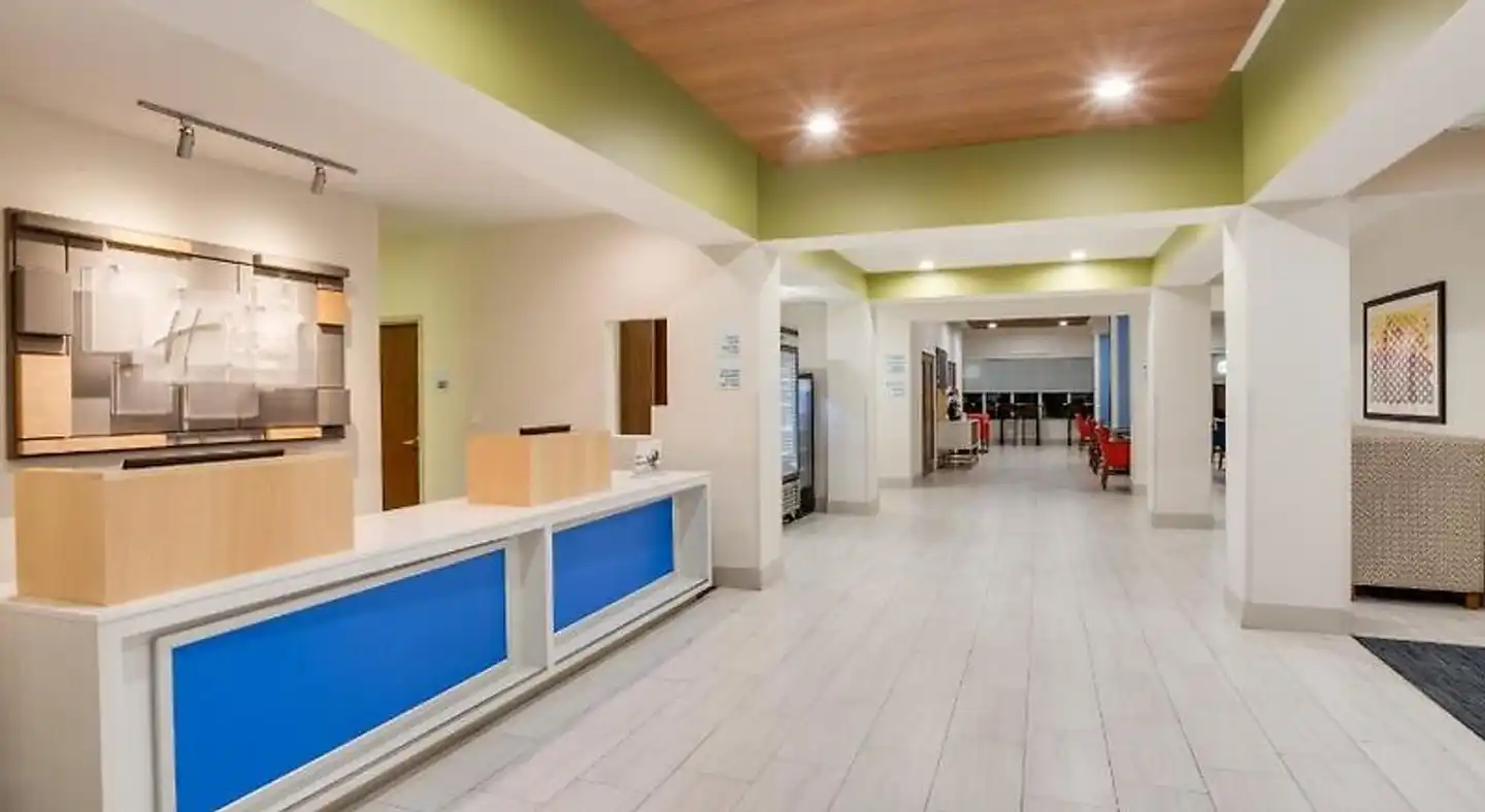 Holiday Inn Express & Suites Tampa-Fairgrounds-Casino Lobby