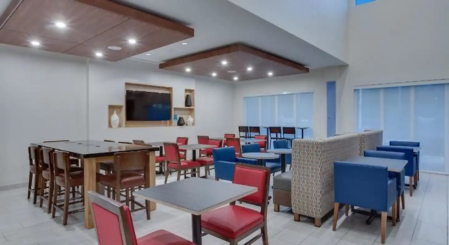 Holiday Inn Express & Suites Ft. Lauderdale Airport/Cruise Bar