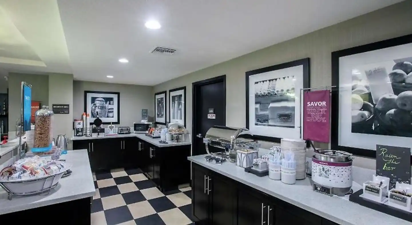 Hampton Inn & Suites Hermosa Beach Bar