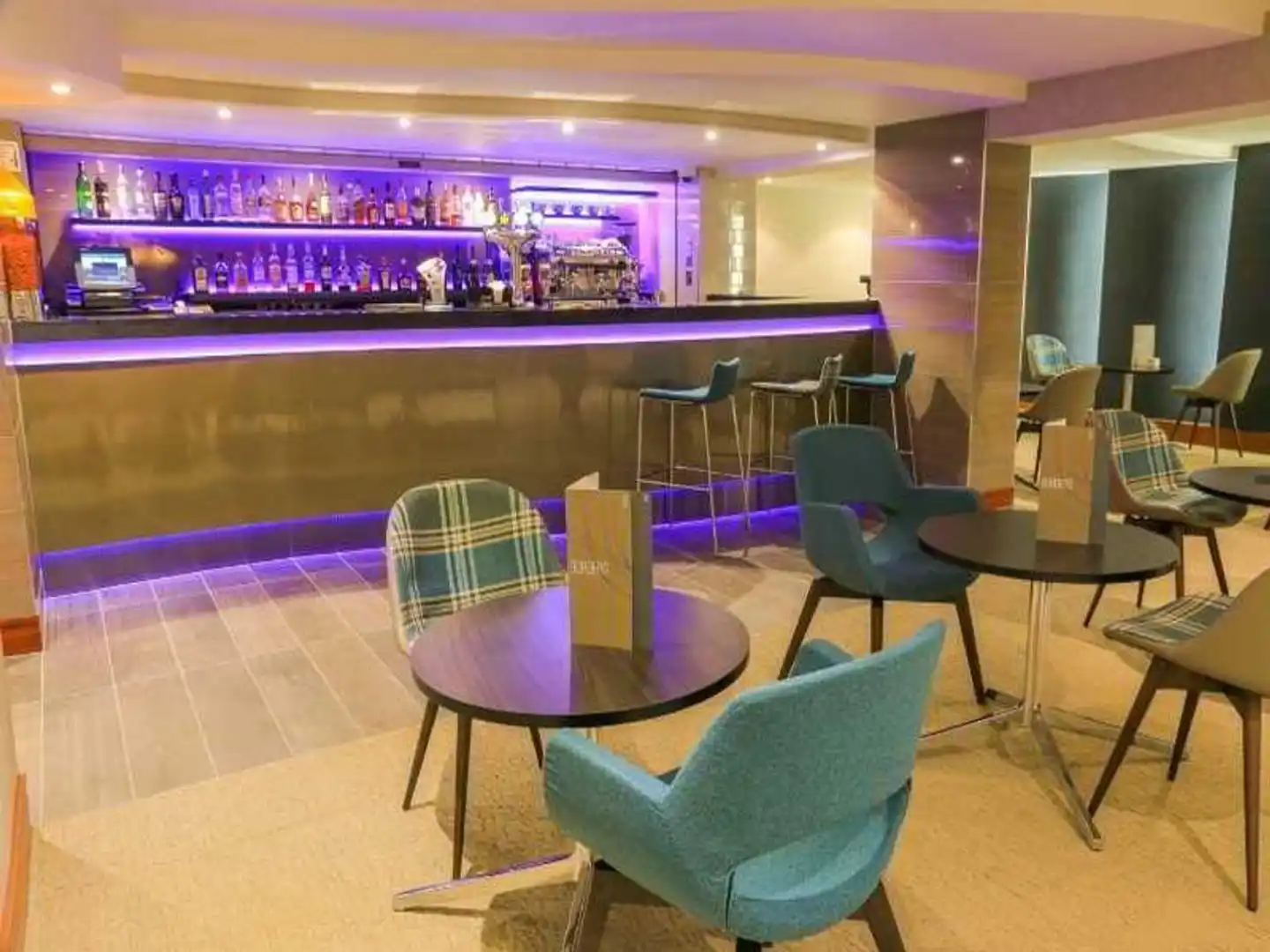 Mercure London Heathrow Bar