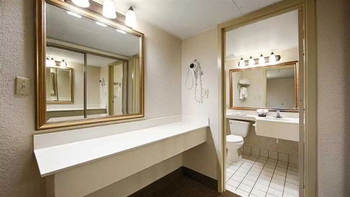 Best Western Plus Ramkota Hotel Badezimmer