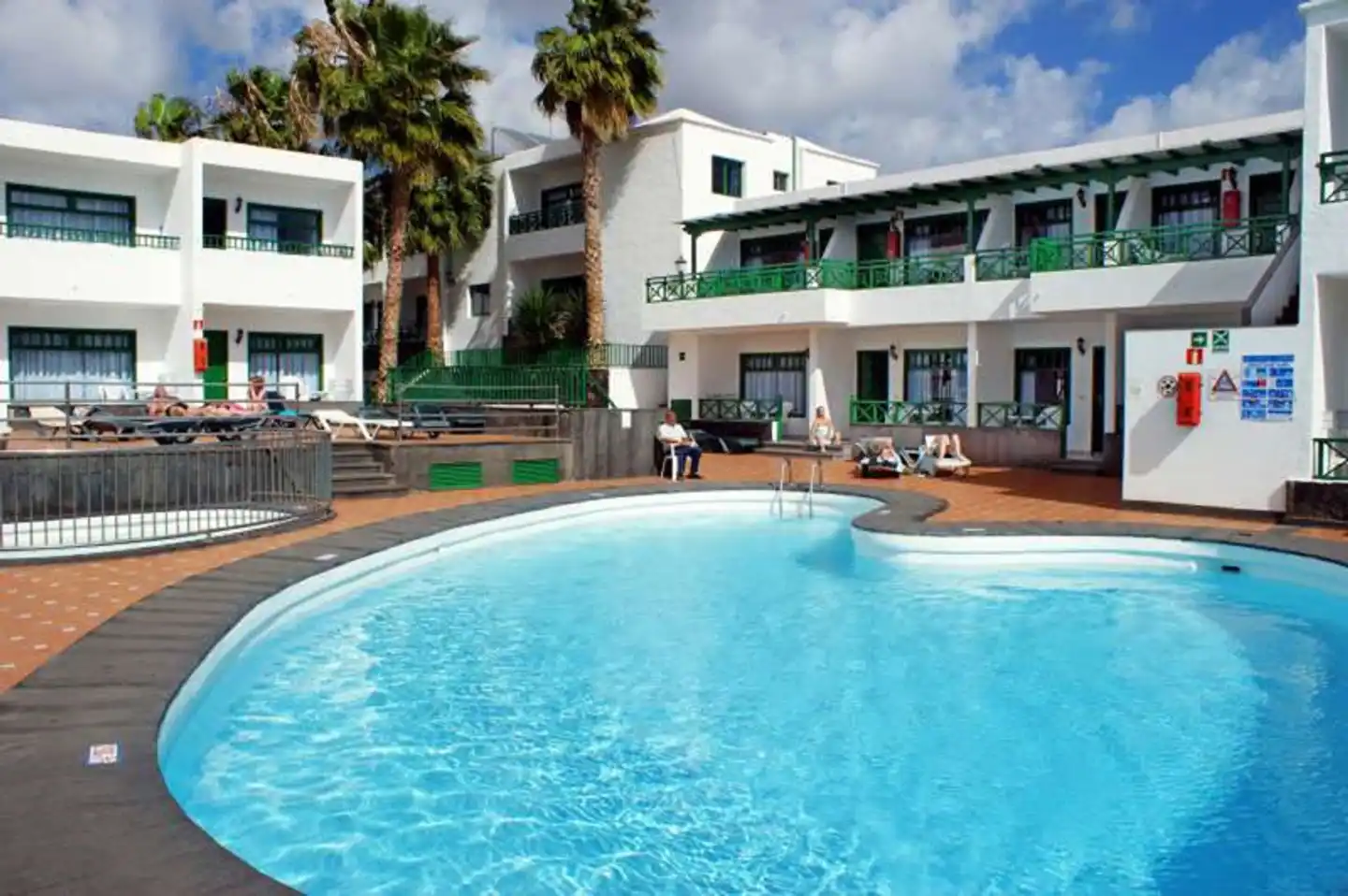 Apartamentos Elena Pool