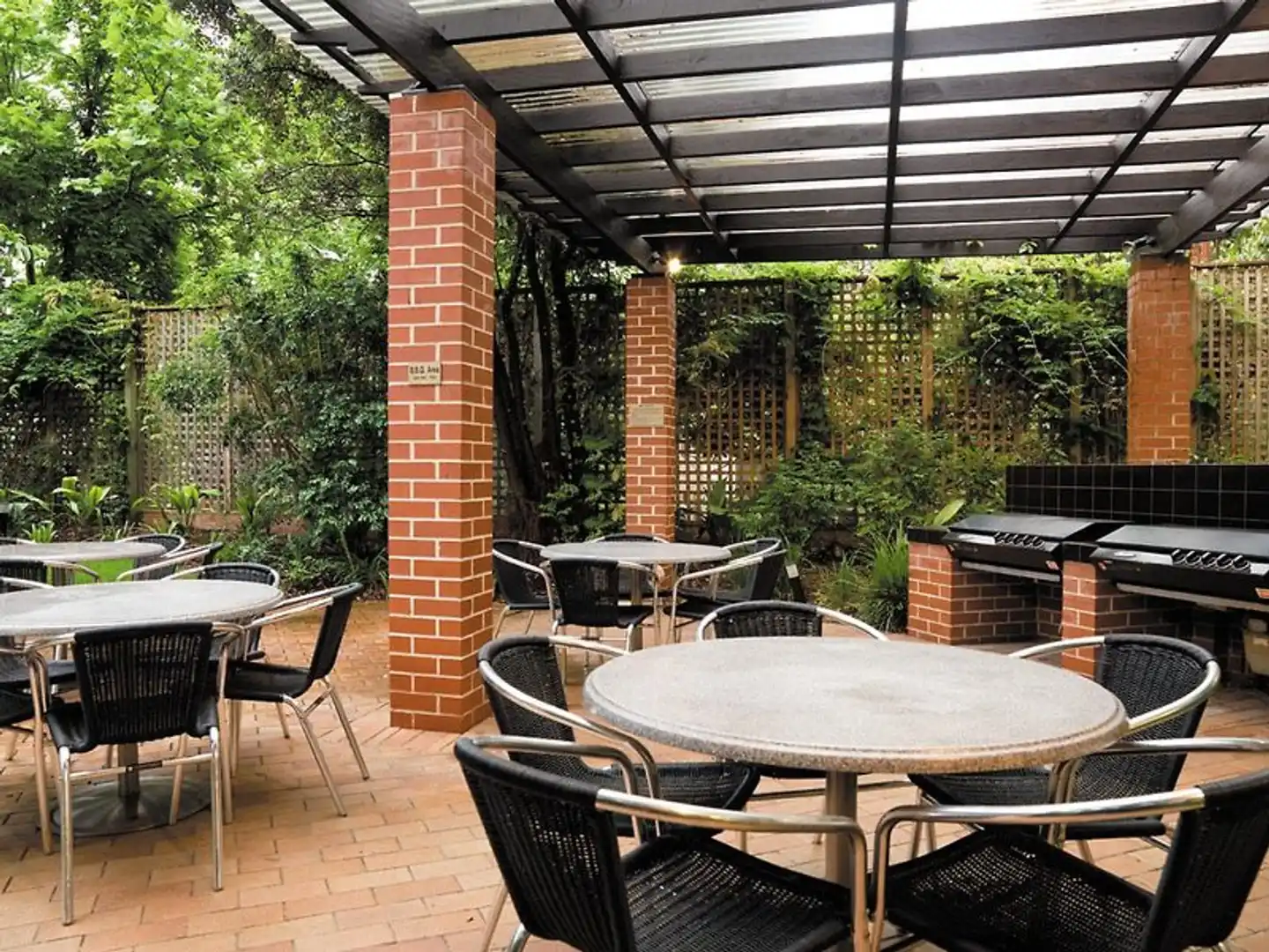 Adina Sydney, Crown Street Terrasse