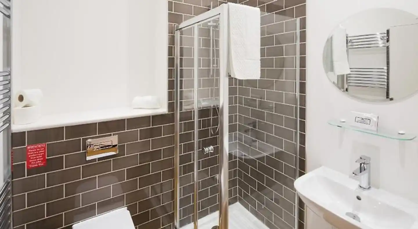 Edinburgh Castle Apartments Badezimmer
