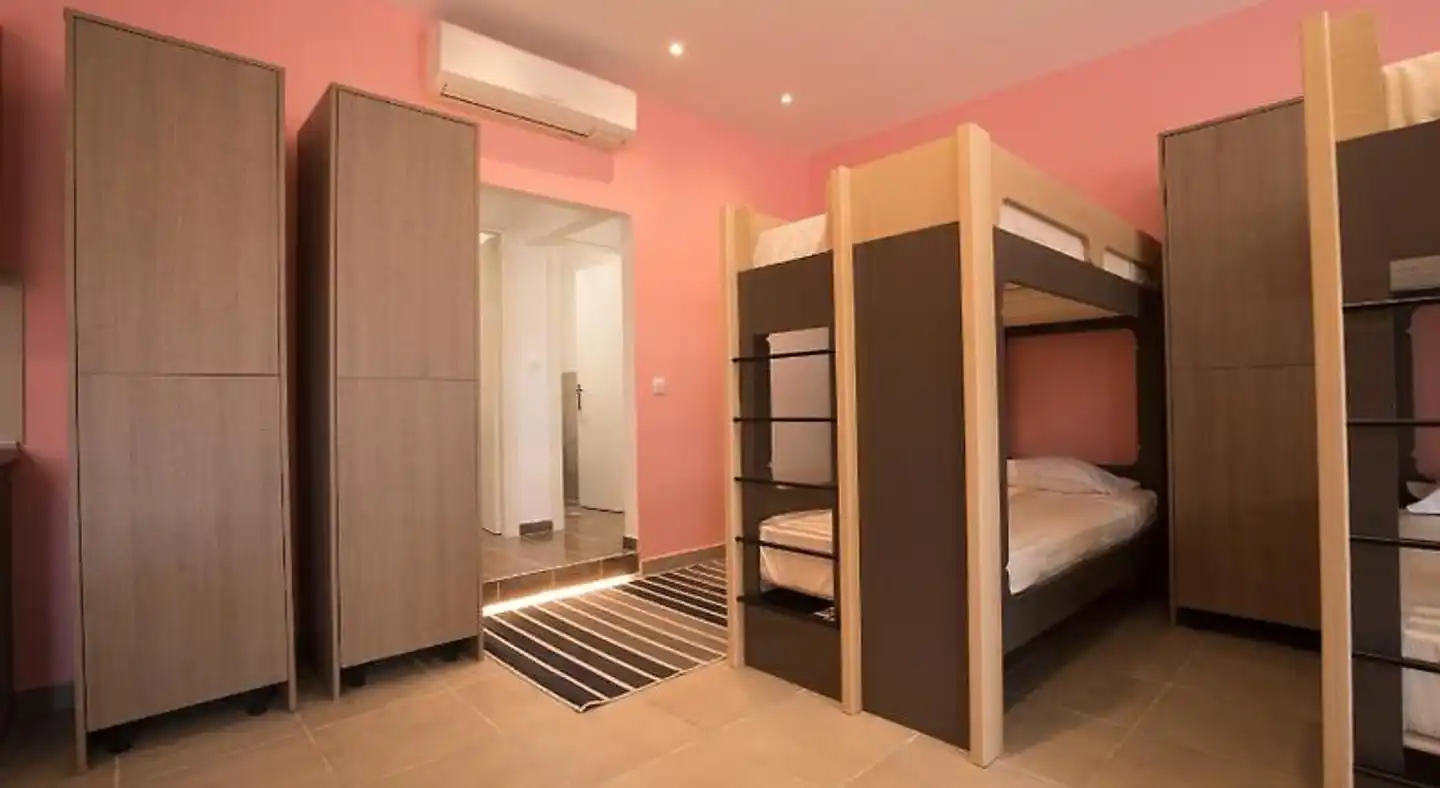 Local Hostel & Suites Wellness