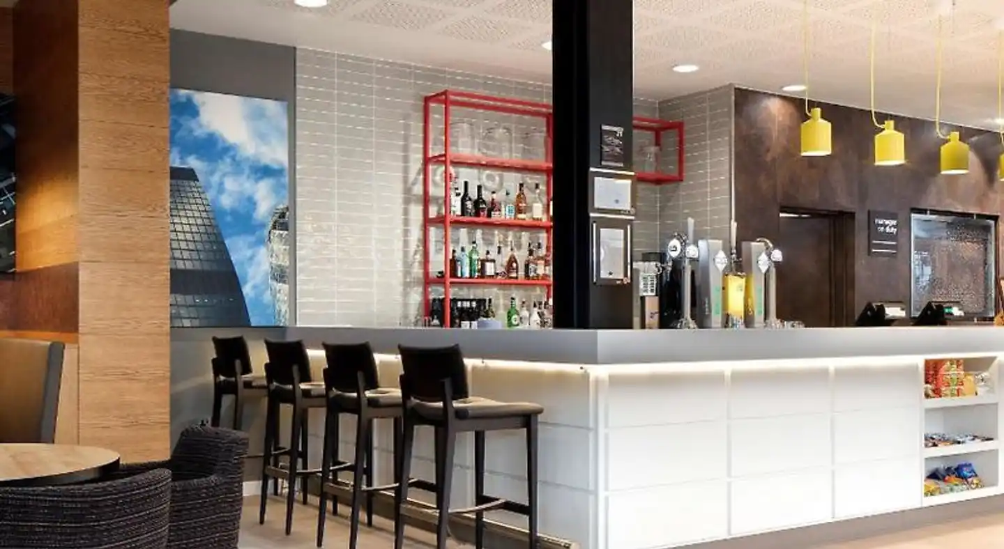 Hampton by Hilton London Docklands Bar