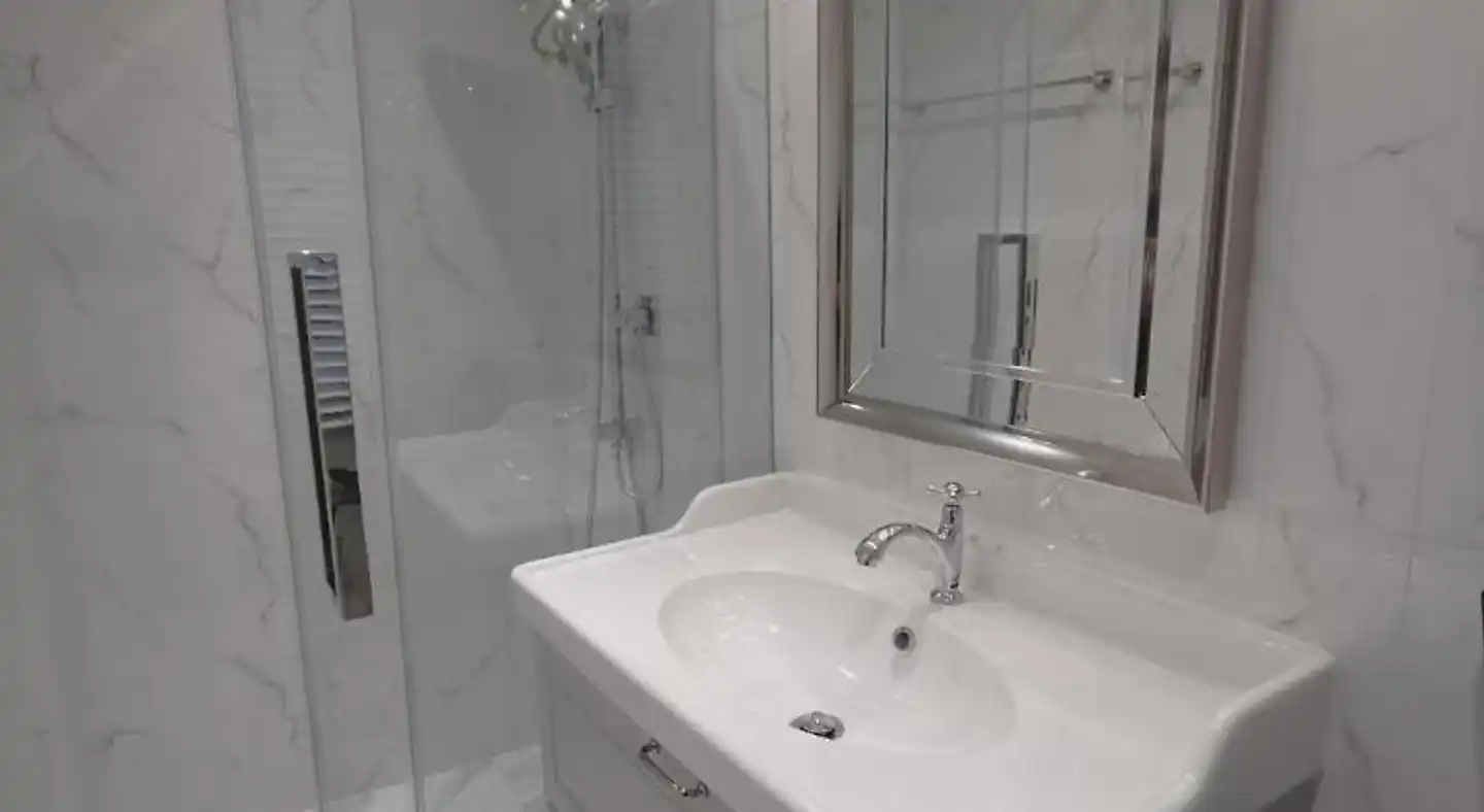 Double Bed Hotel Badezimmer