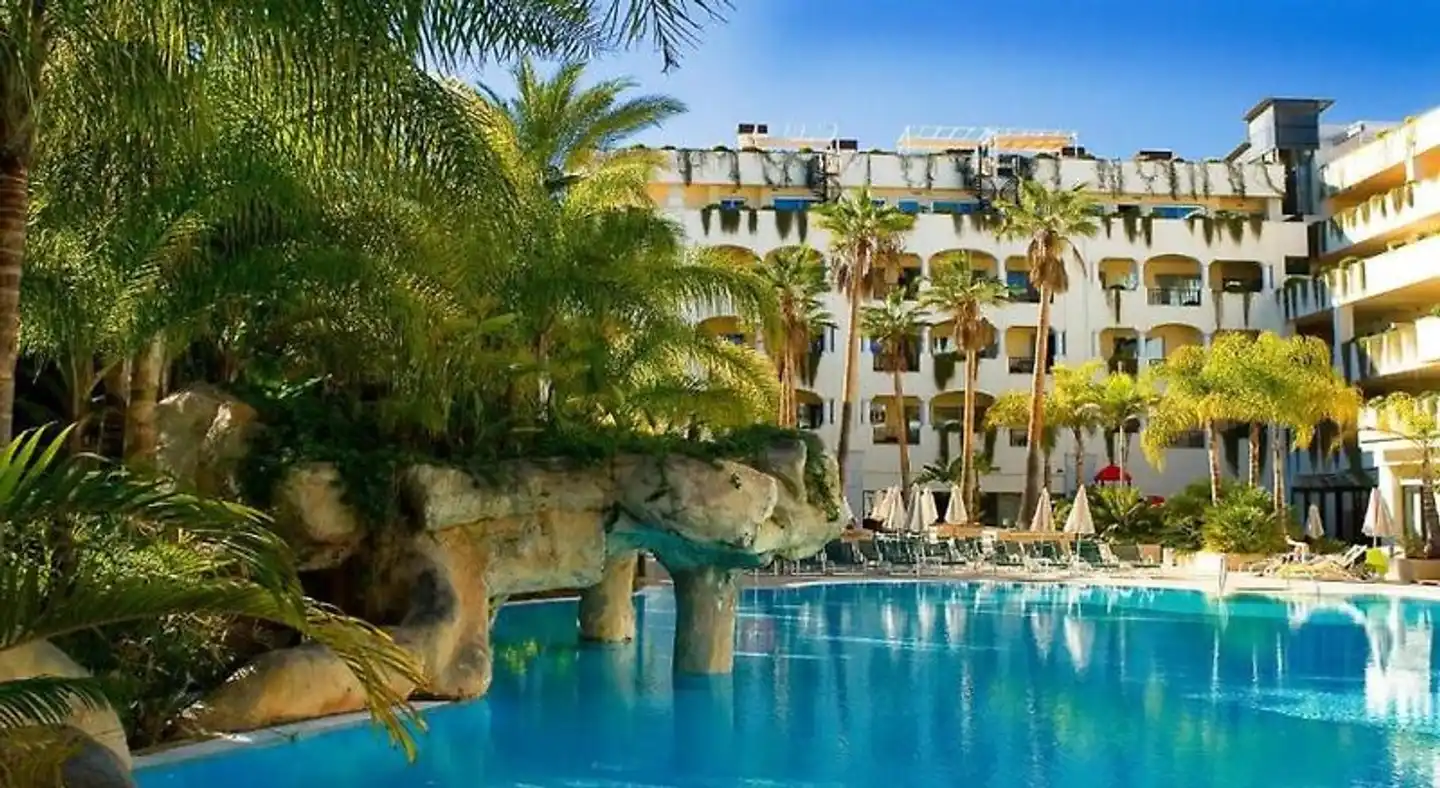 Apartamentos Guadalpin Boutique Pool